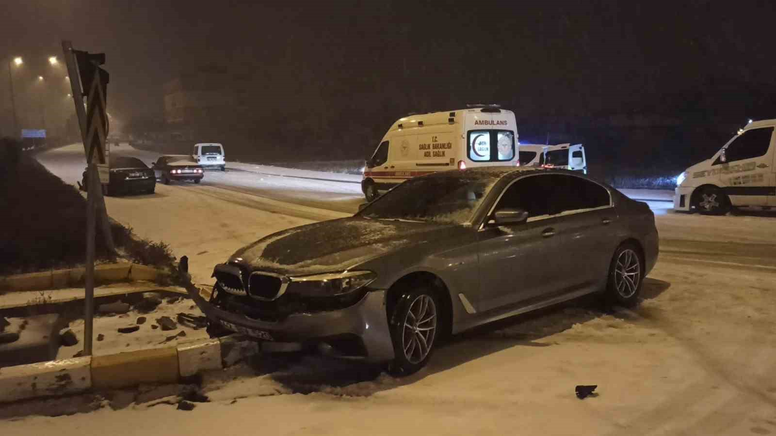 Kar yağışı kazaya neden oldu: 3 yaralı