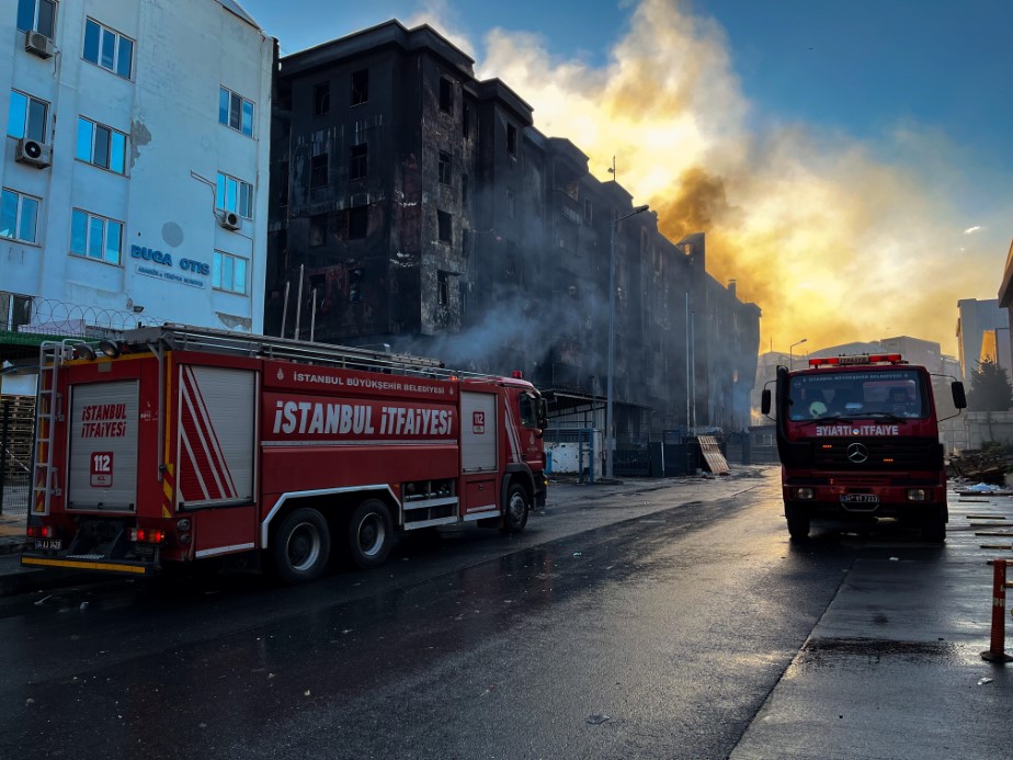 Beylikdüzü’nde yanan fabrikada çökme riski