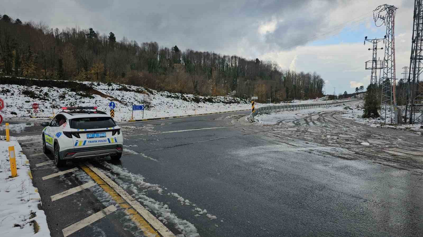 Zonguldak’ta kar yağışı sonrası güzergahlar ulaşıma açıldı