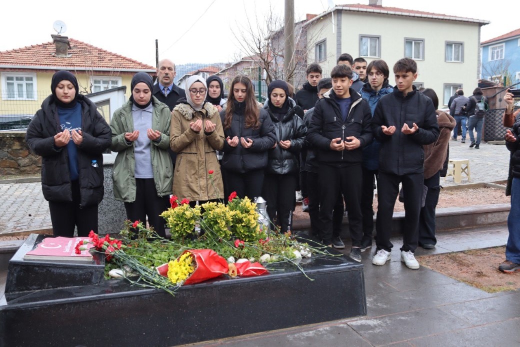 PKK’nın şehit ettiği Aybüke öğretmen mezarı başında dualarla anıldı