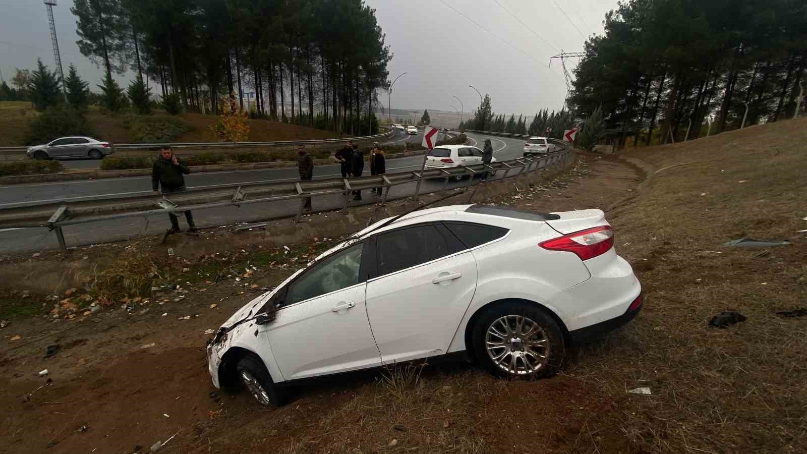 Diyarbakır’da hasta ziyaretine giden arkadaşlar kaza yaptı: 3