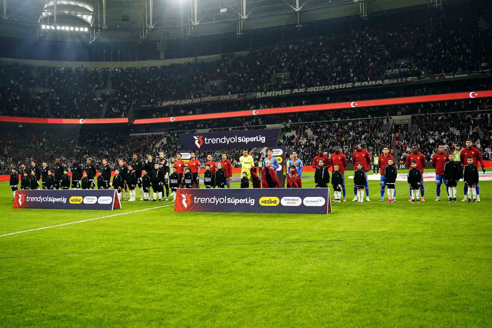 Trendyol Süper Lig: Beşiktaş: 2 - Göztepe: 1 (Maç devam ediyor)