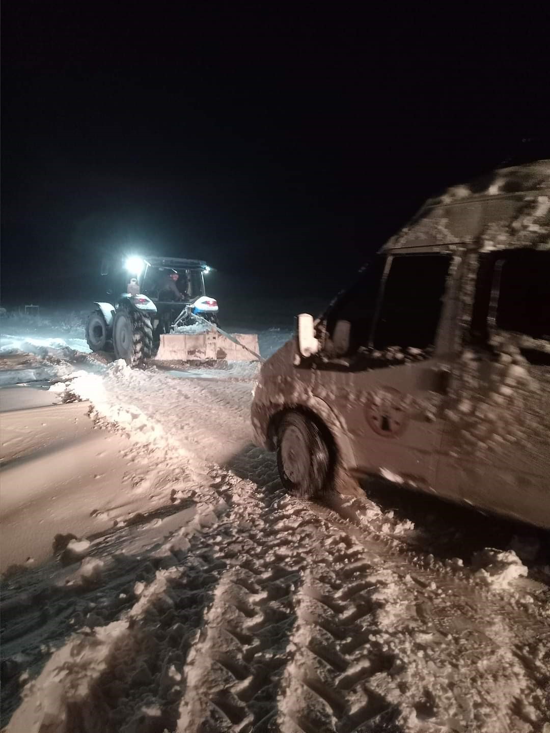 Kayseri’de tipide yollarda mahsur kalan bin 200 kişi kurtarıldı