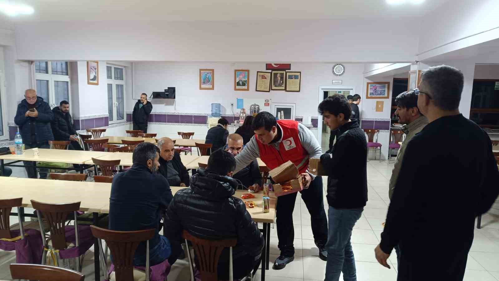 Türk Kızılay kar yağışı nedeniyle yolda kalan vatandaşları yalnız bırakmadı