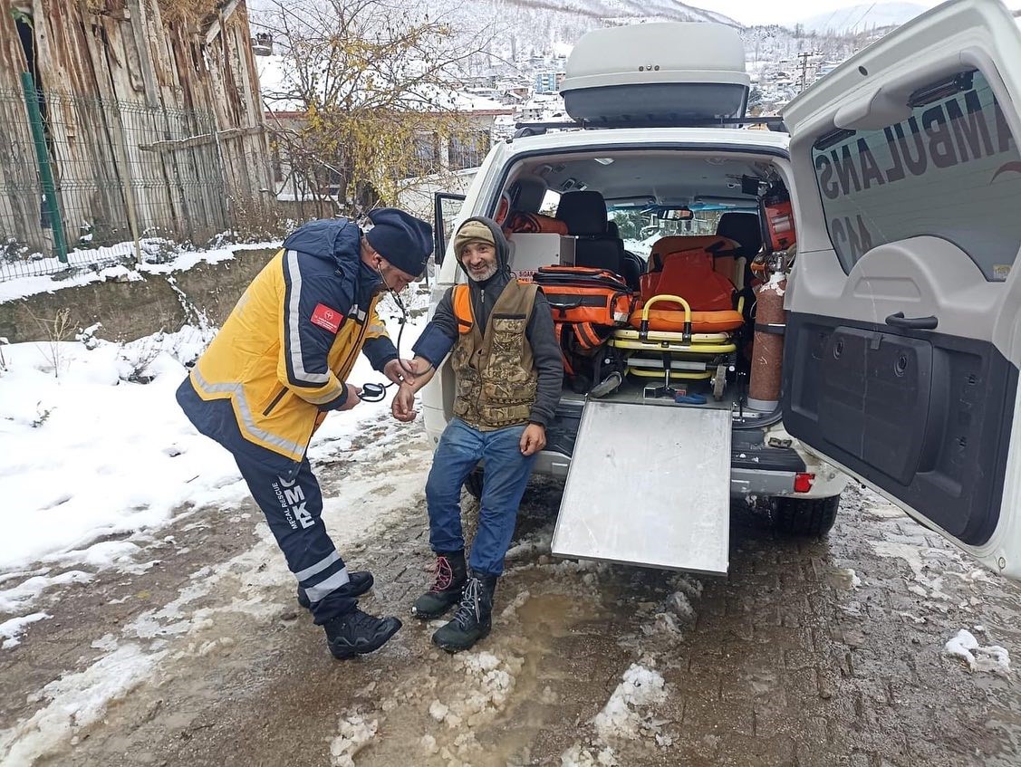 Amasya’da yaylada mahsur kalan vatandaşı acil sağlık ekibi kurtardı