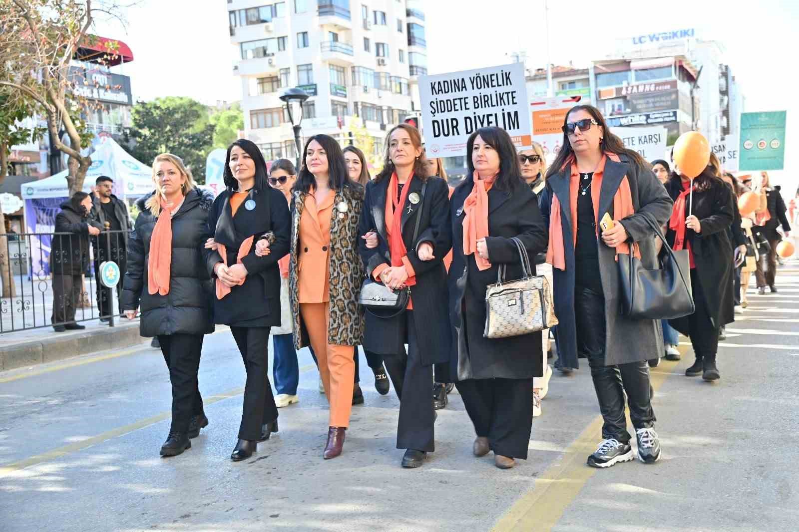 Manisa’da kadına yönelik şiddete birlikte ’Dur’ dediler