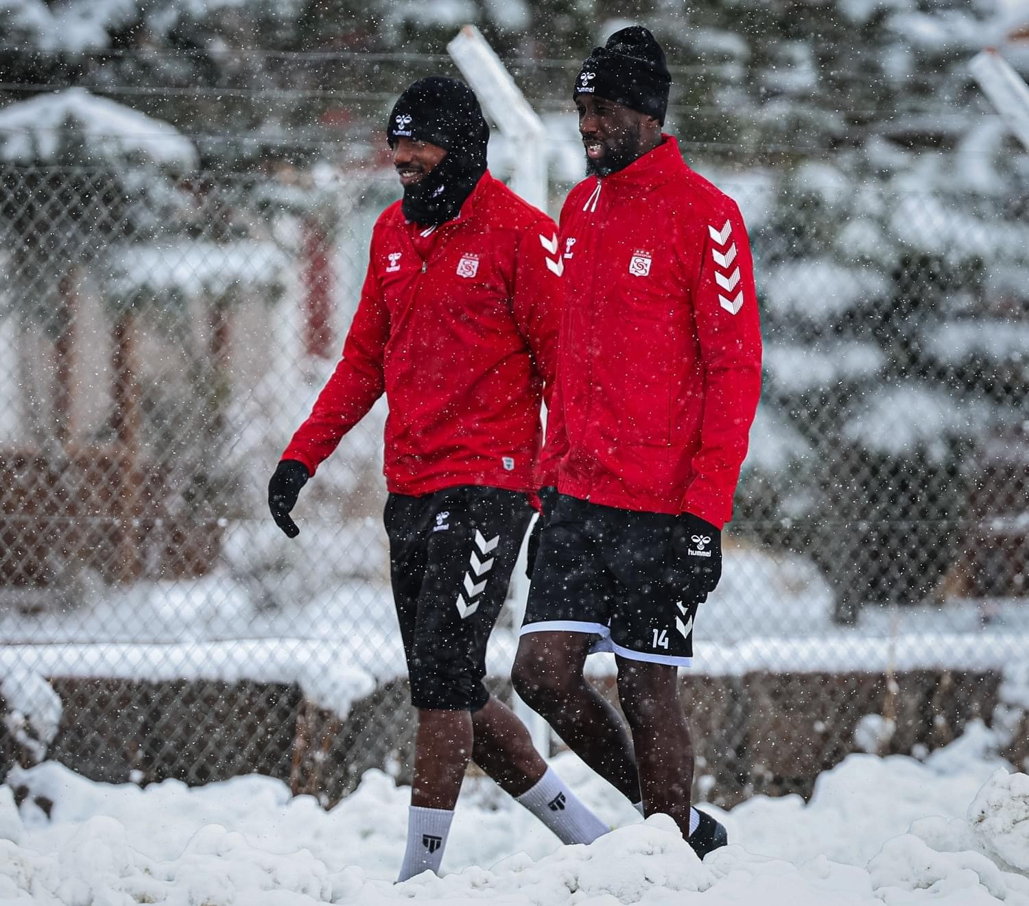 Sivasspor, kar altında çalıştı