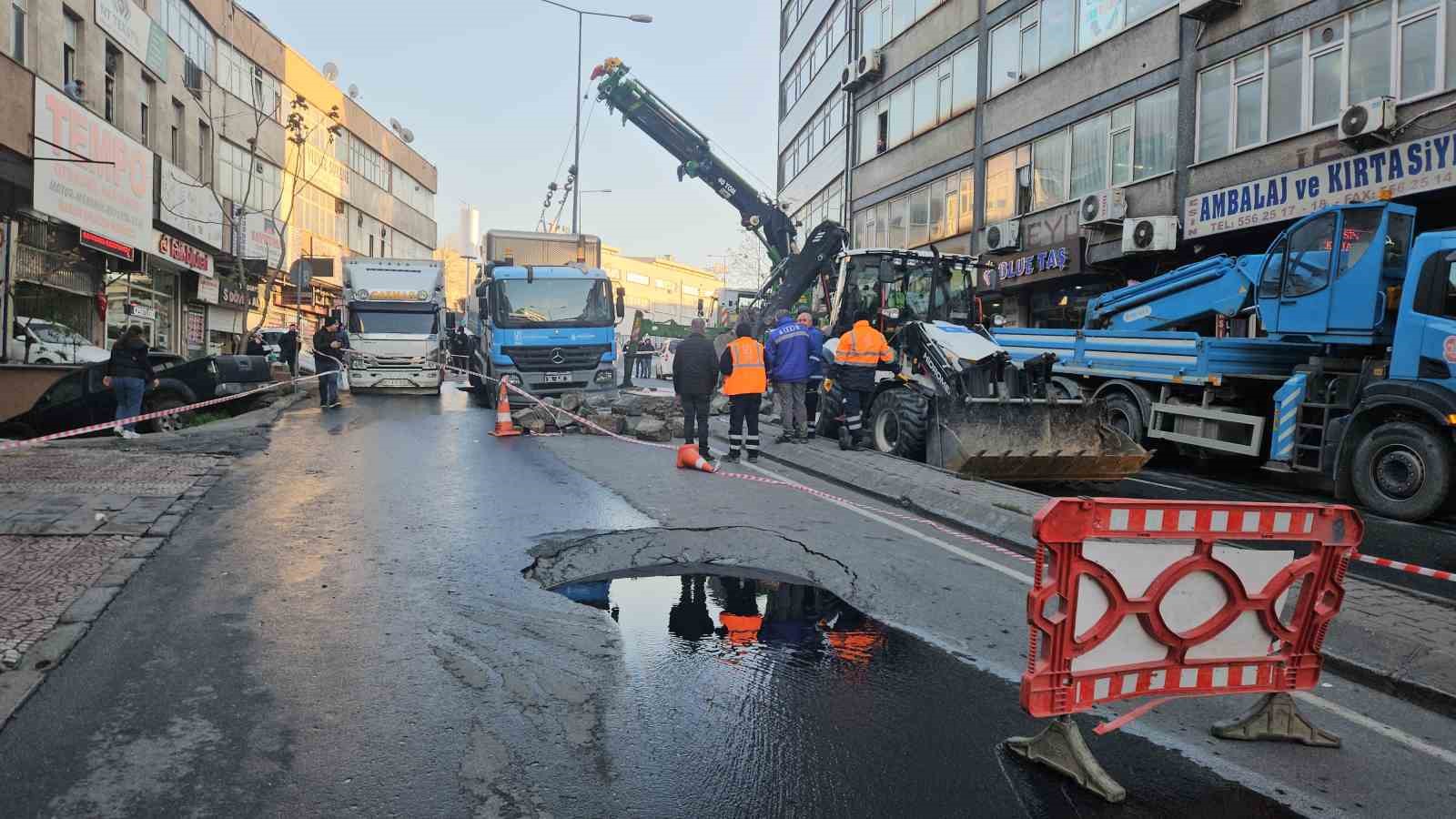 Güngören’de çöken yolda sıkışan kamyon kurtarıldı