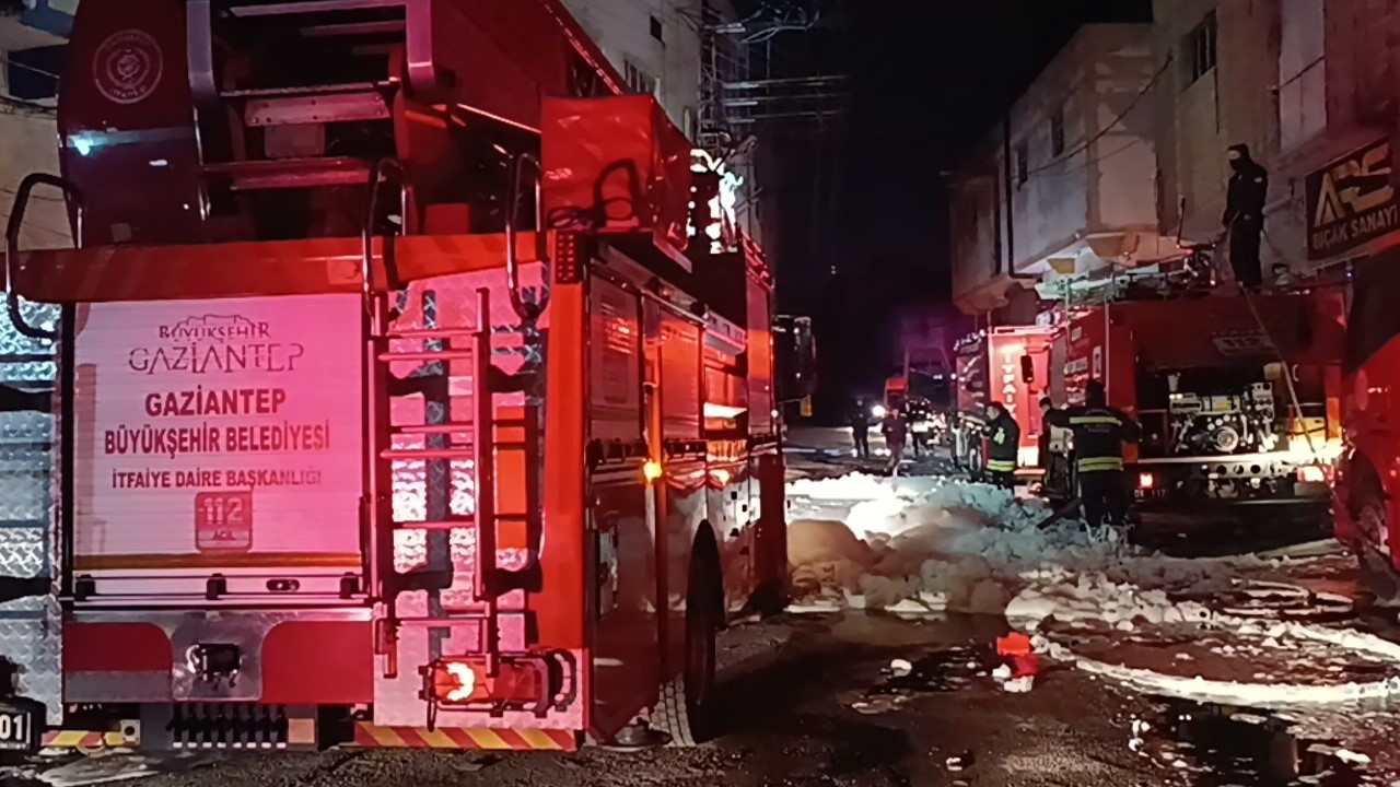 Gaziantep’te ayakkabı ve terlik imalathanesinde yangın