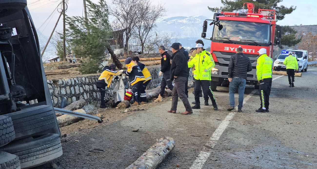 Tomruk yüklü kamyon devrildi: 2 ölü