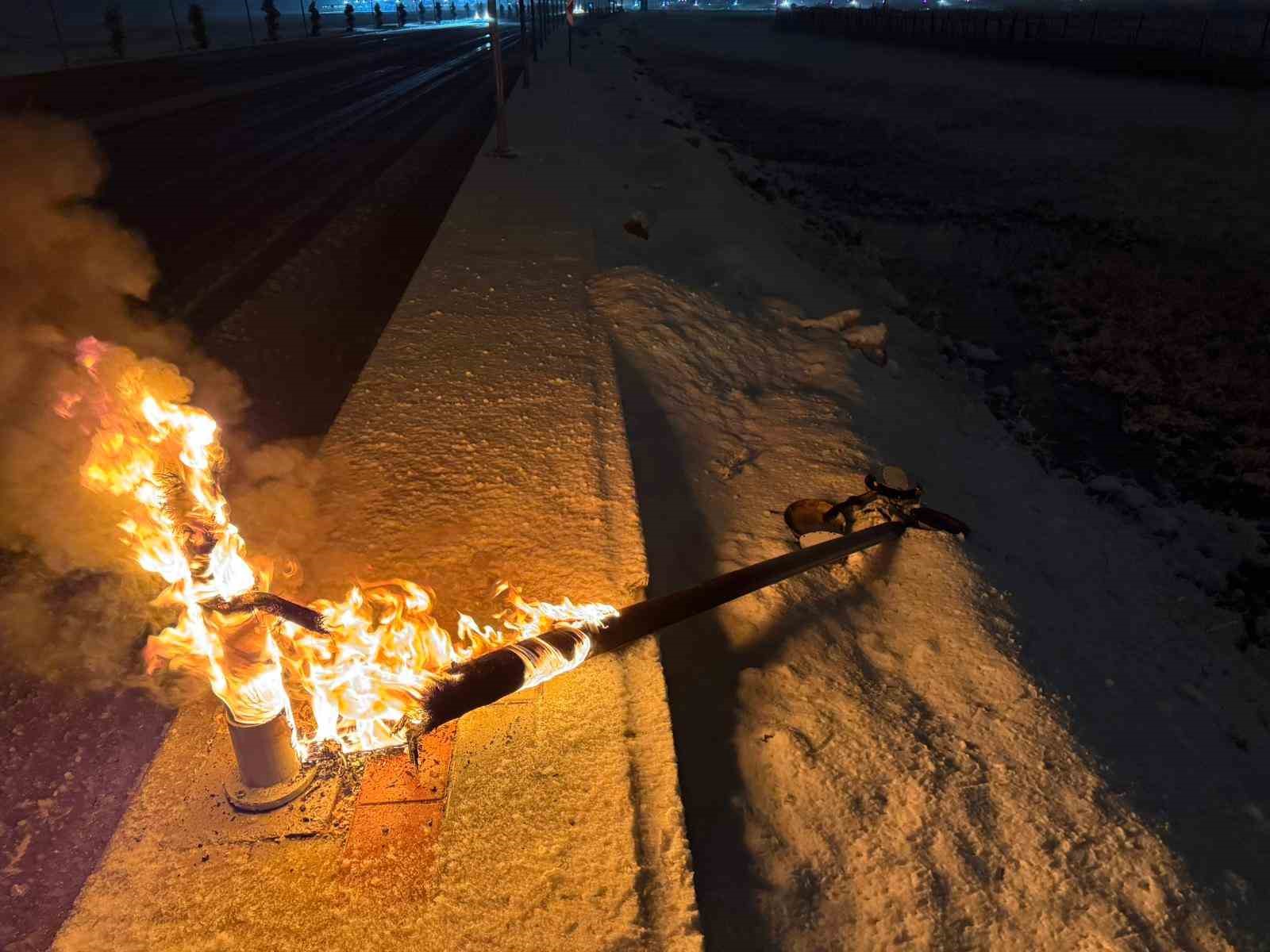 Van’da aydınlatma direği yandı