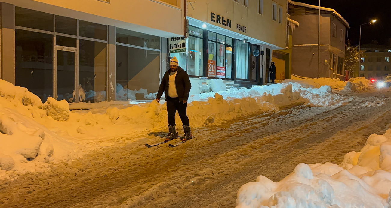 Bayburt’ta fıkra gibi olay: Kayak tutkunu Bayburtlu vatandaş caddede kayak yaptı