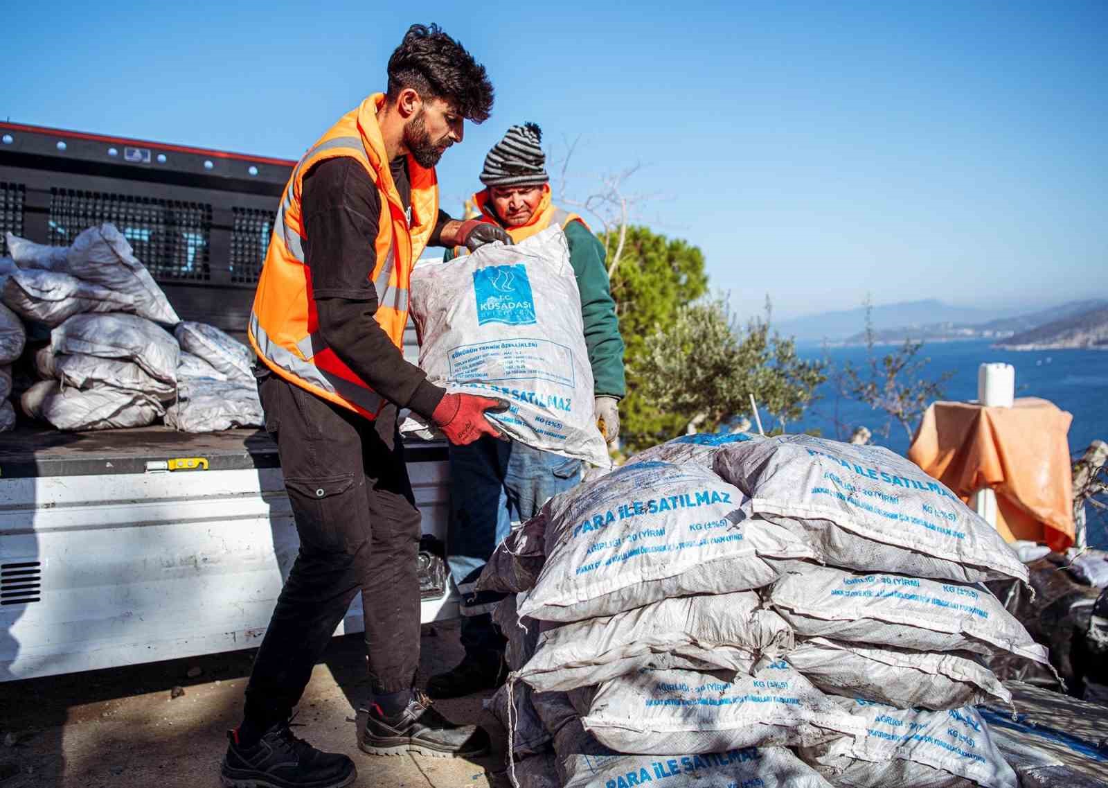 Kuşadası Belediyesi’nin yakacak yardımı başladı