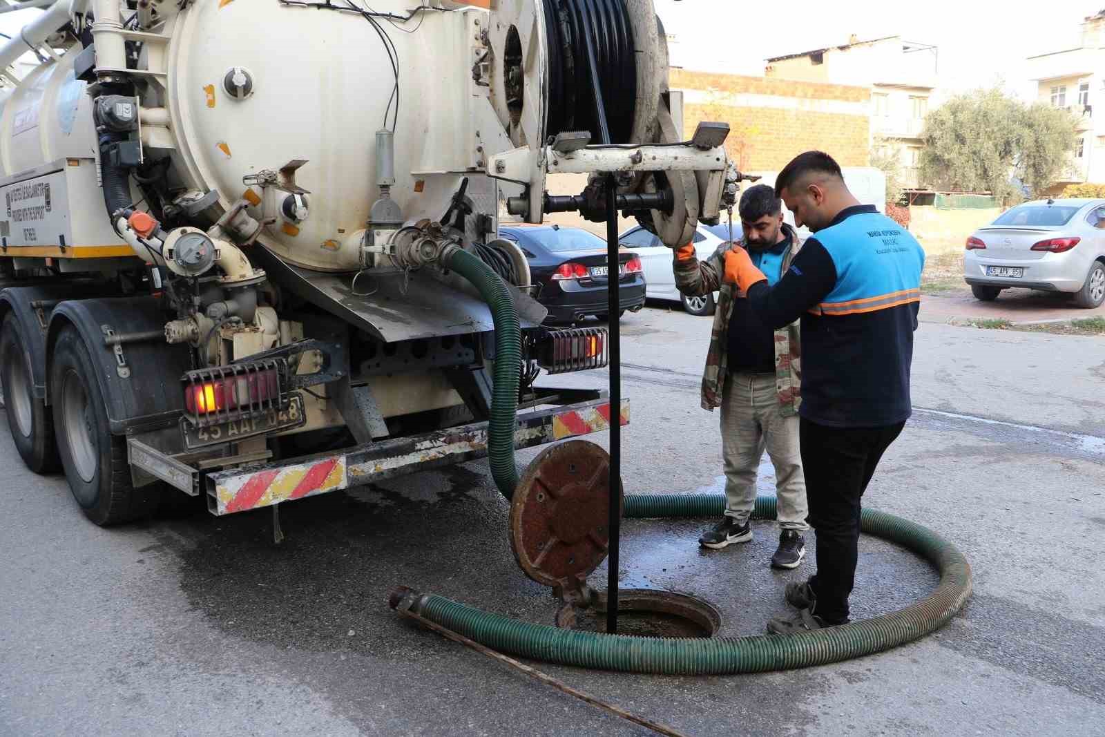 Taşkınlara karşı kanalizasyon hatları temizleniyor