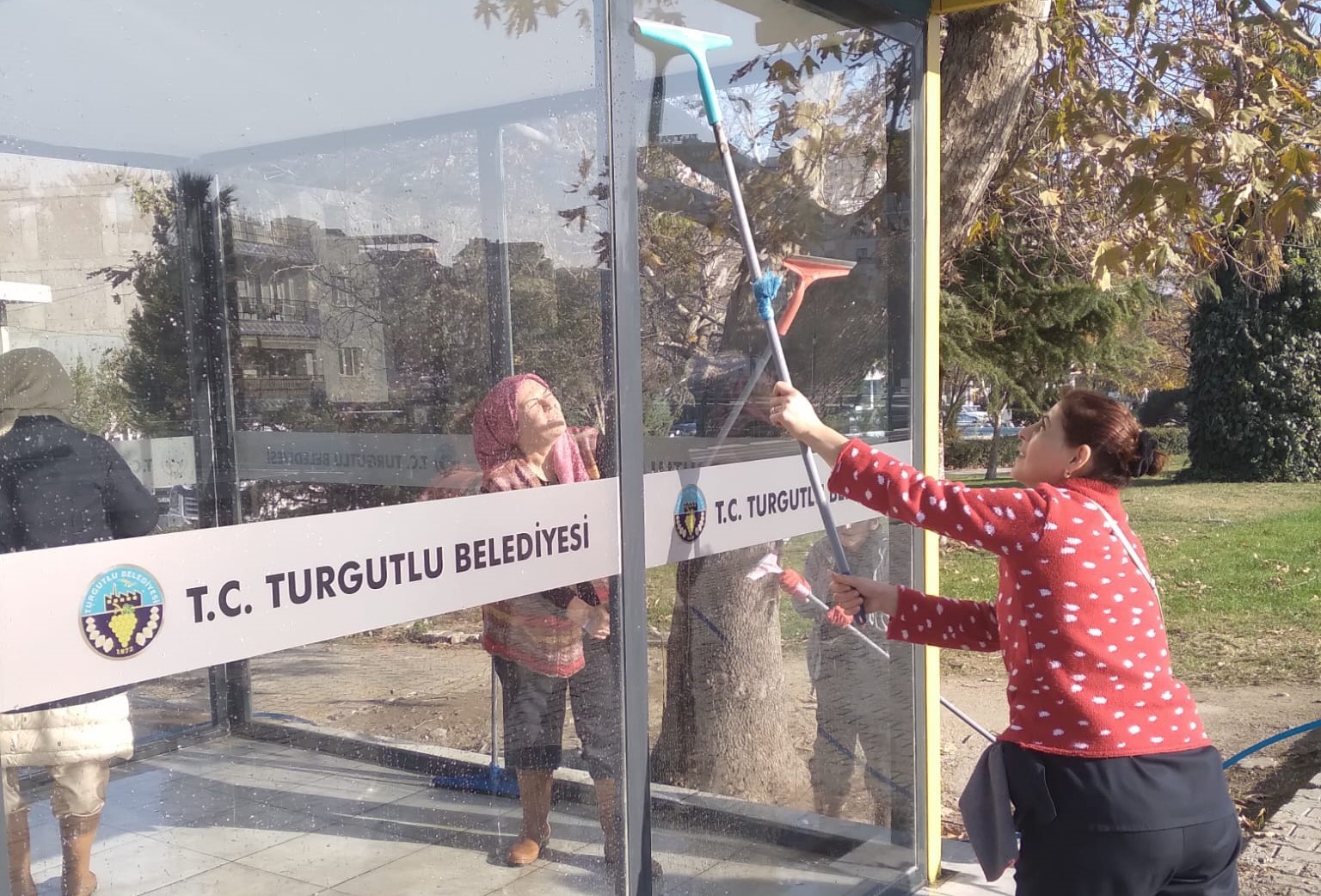 Turgutlu’da zarar gören servis bekleme durakları yenilendi