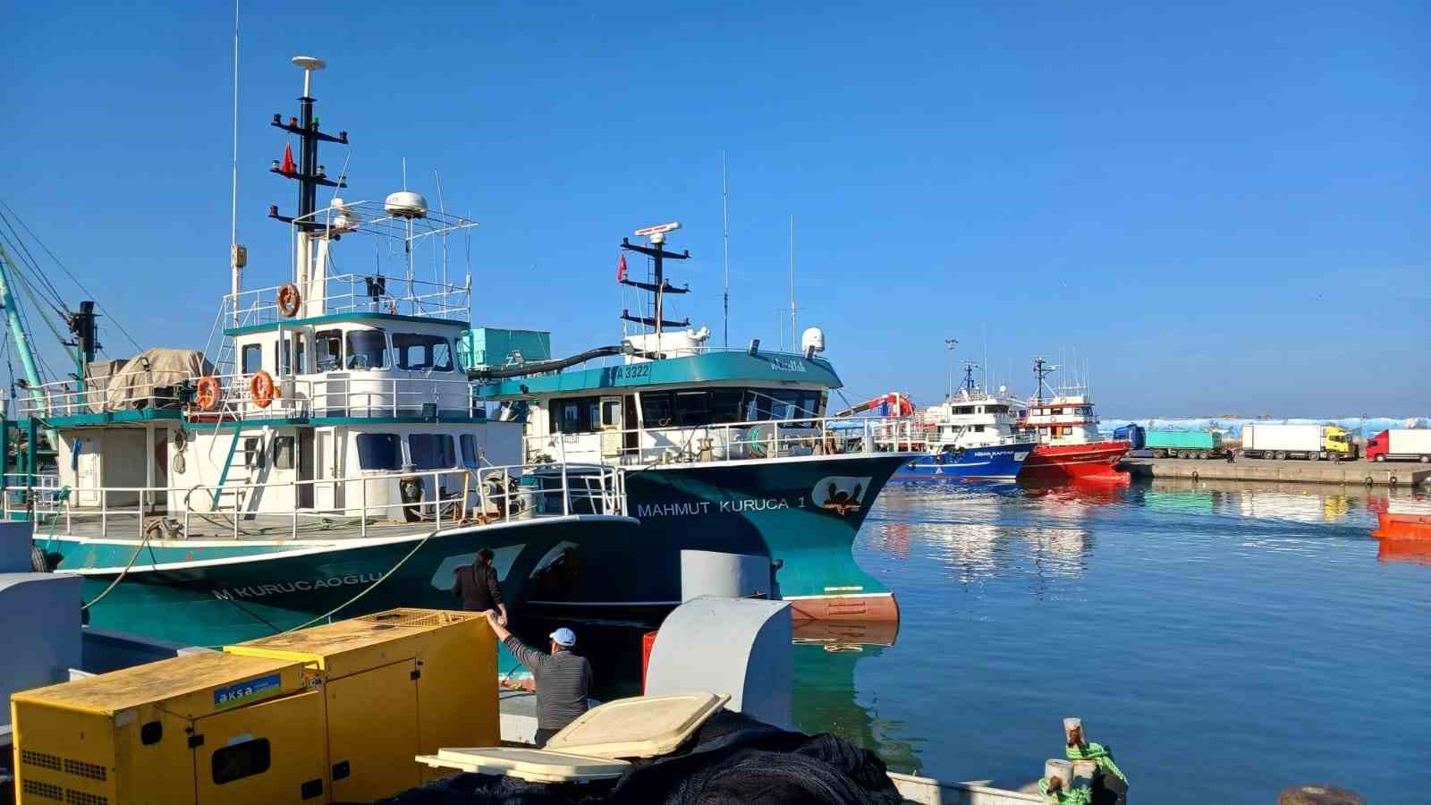 Akçakoca’ya gelen gırgır tekneleri ekonomiye can suyu oluyor