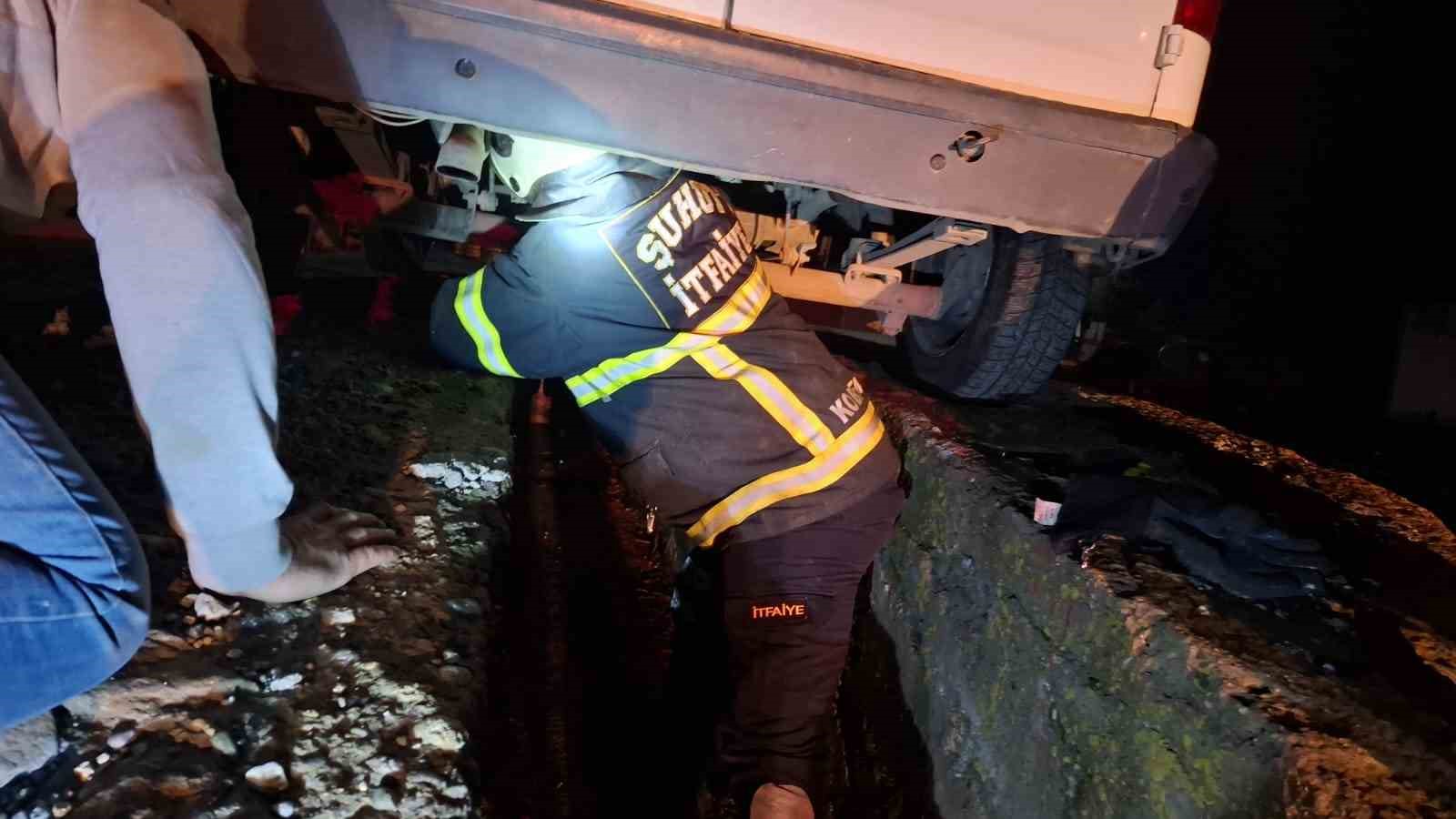 İtfaiye yavru kediyi girdiği aracın traversinden yarım saatlik müdahale sonrası çıkardı