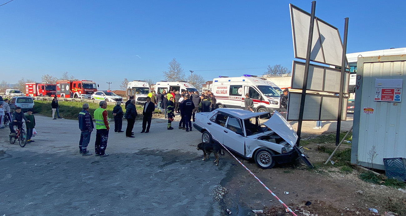 Tırla çarpışan Fiat Tofaş otomobil parçalandı: 4’ü çocuk 6 yaralı