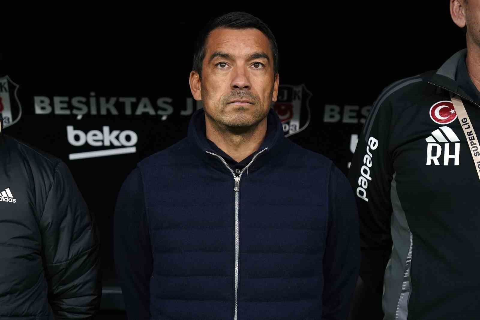 Beşiktaş, Hollandalı Teknik Direktör Giovanni van Bronckhorst ile yollarını ayırdığını açıkladı.