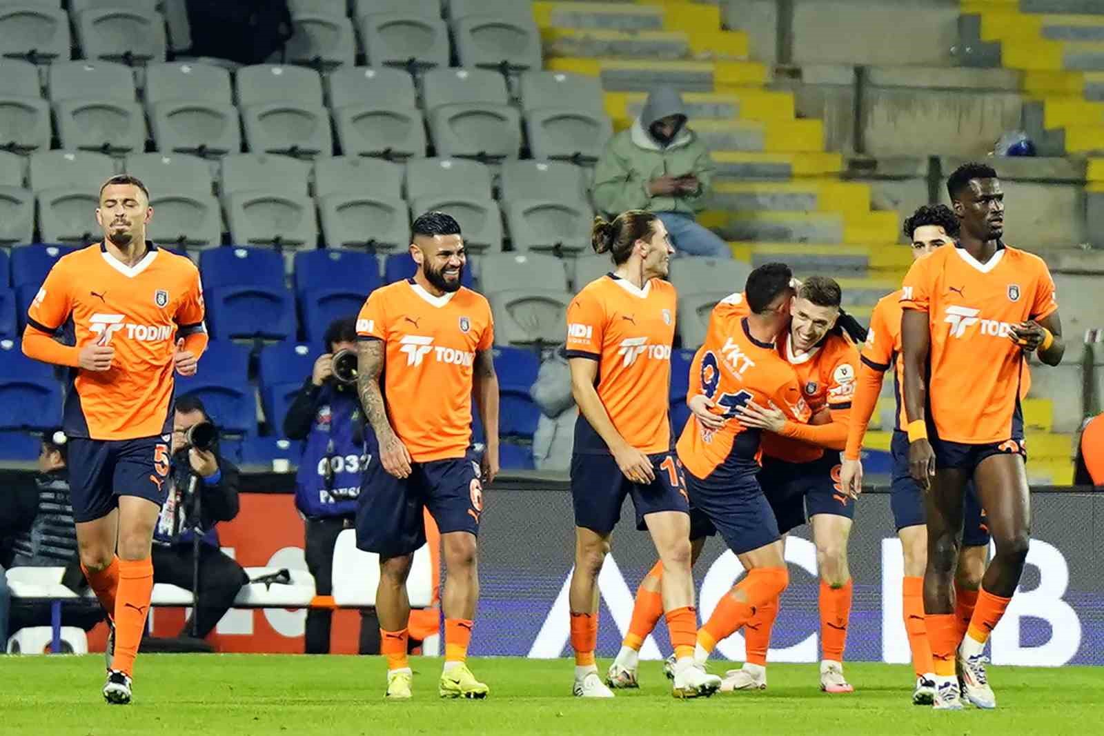 Trendyol Süper Lig: Başakşehir: 4 - Göztepe: 0 (İlk yarı)