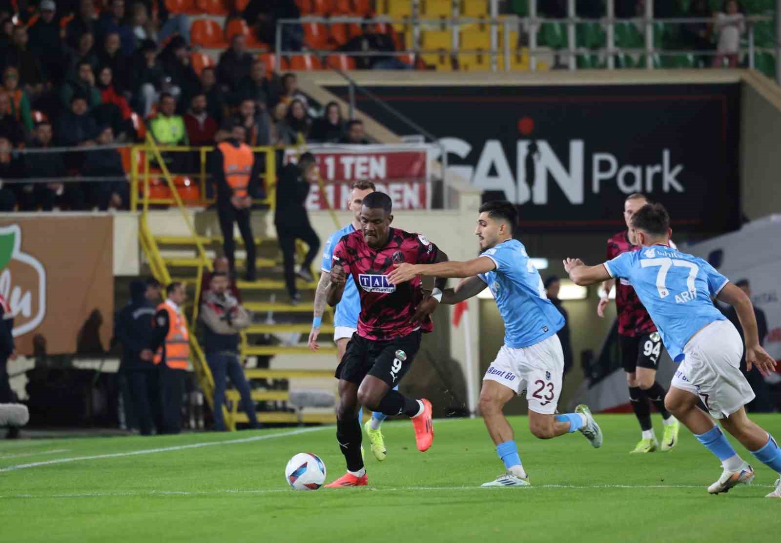 Trendyol Süper Lig: Alanyaspor: 1 - Trabzonspor: 1 (İlk yarı)