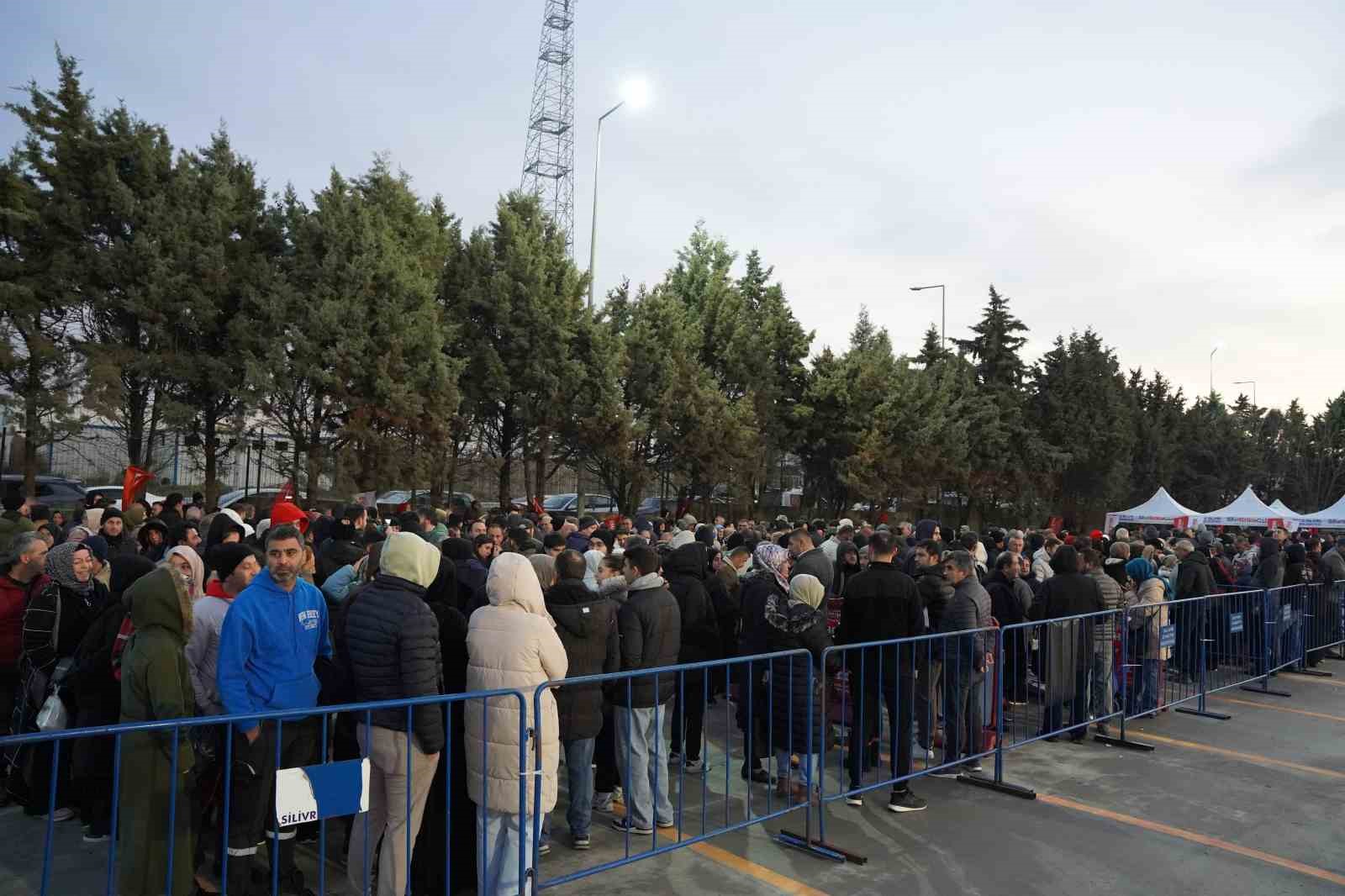 Silivri’de market açılışında verilecek bin TL’lik hediye çeki için vatandaşlar akşamdan çadır kurup bekledi