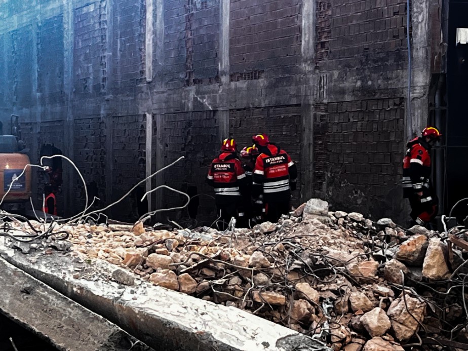 Güngören’de çöken binada enkaz altında kalan işçiyi arama kurtarma çalışmalarında 50’nci saat