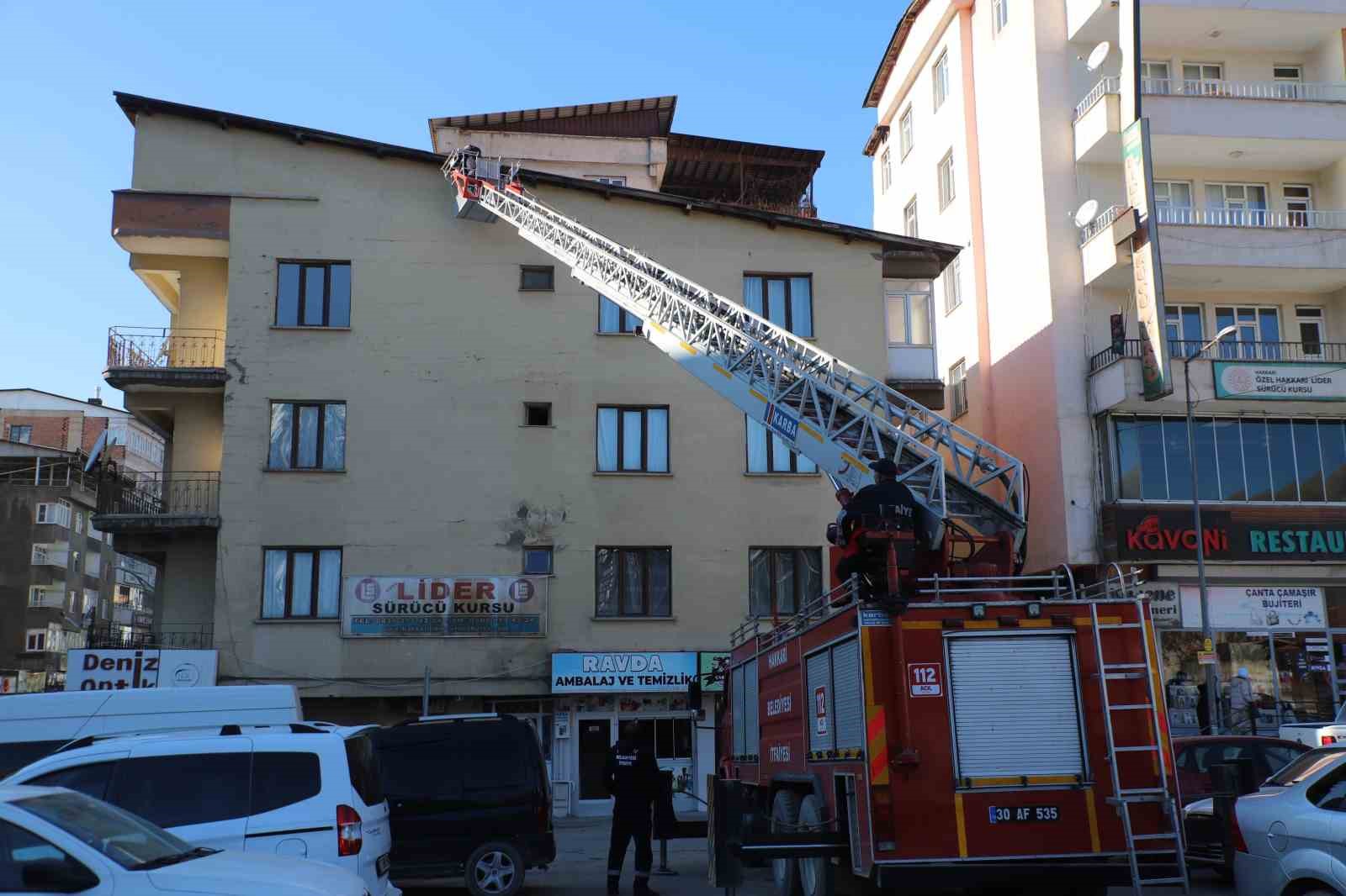 Hakkari’de tehlike oluşturan buz sarkıntıları temizledi