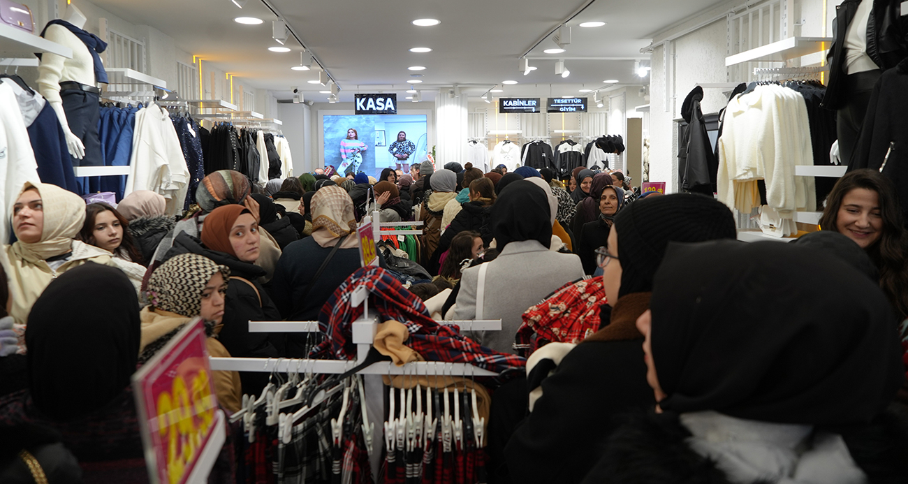 İndirimli ürünlerden almak isteyen vatandaşlar kasa önünde kuyruklar oluşturdu