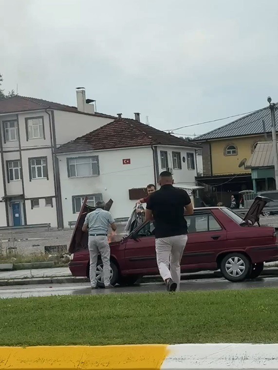 dumanlarin-yukseldigi-otomobile-duyarli-surucu-mudahale-etti