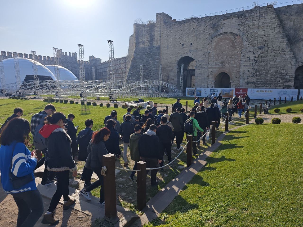 Efsaneleriyle ünlü Yedikule Hisarı’nda rehberli gündüz turları devam ediyor