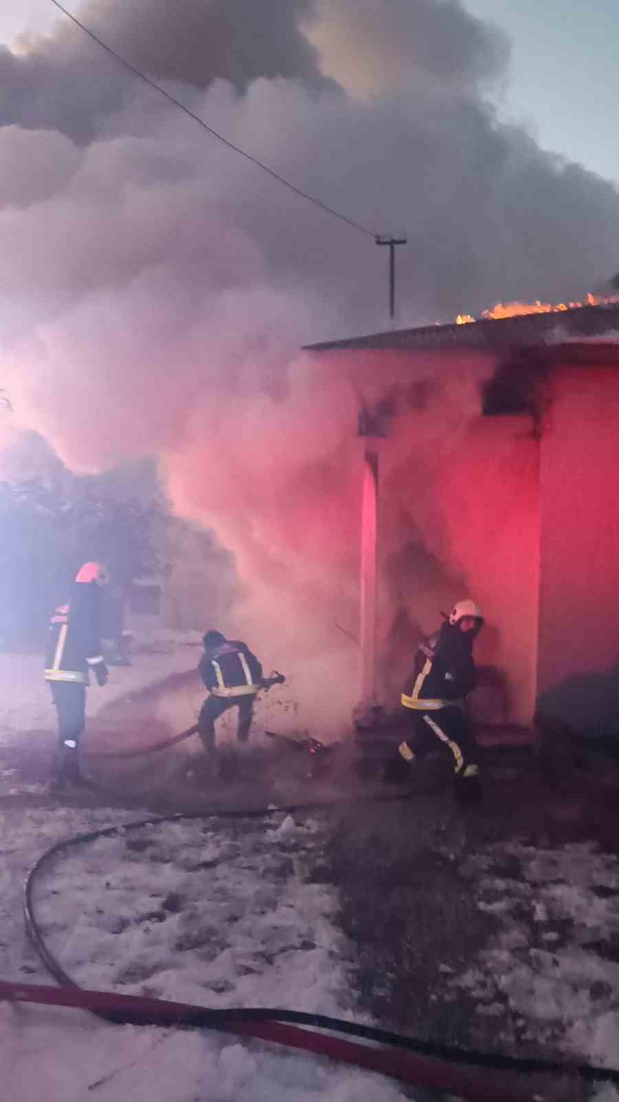 Van’da sobadan çıkan yangın evi kül etti