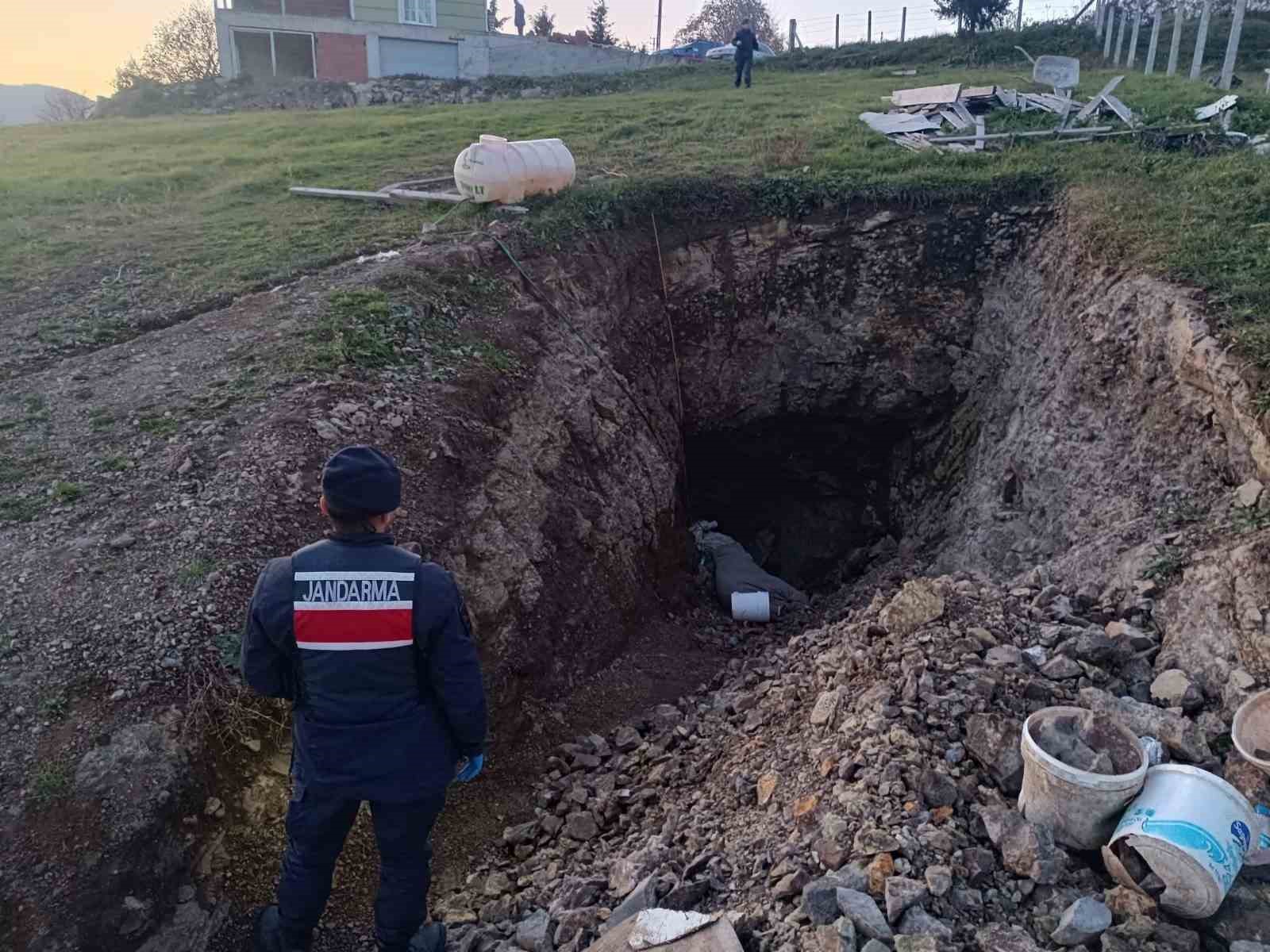 Bağ evinin bahçesinde kaçak kazı ortaya çıktı