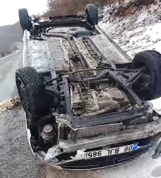 Kayganlaşan yolda kontrolden çıkan araç ters döndü: 1 ağır yaralı