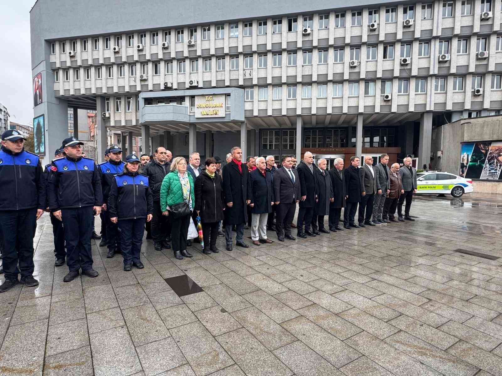 Zonguldak’ta Madenciler Günü dolayısıyla Valilik önünde tören düzenlendi