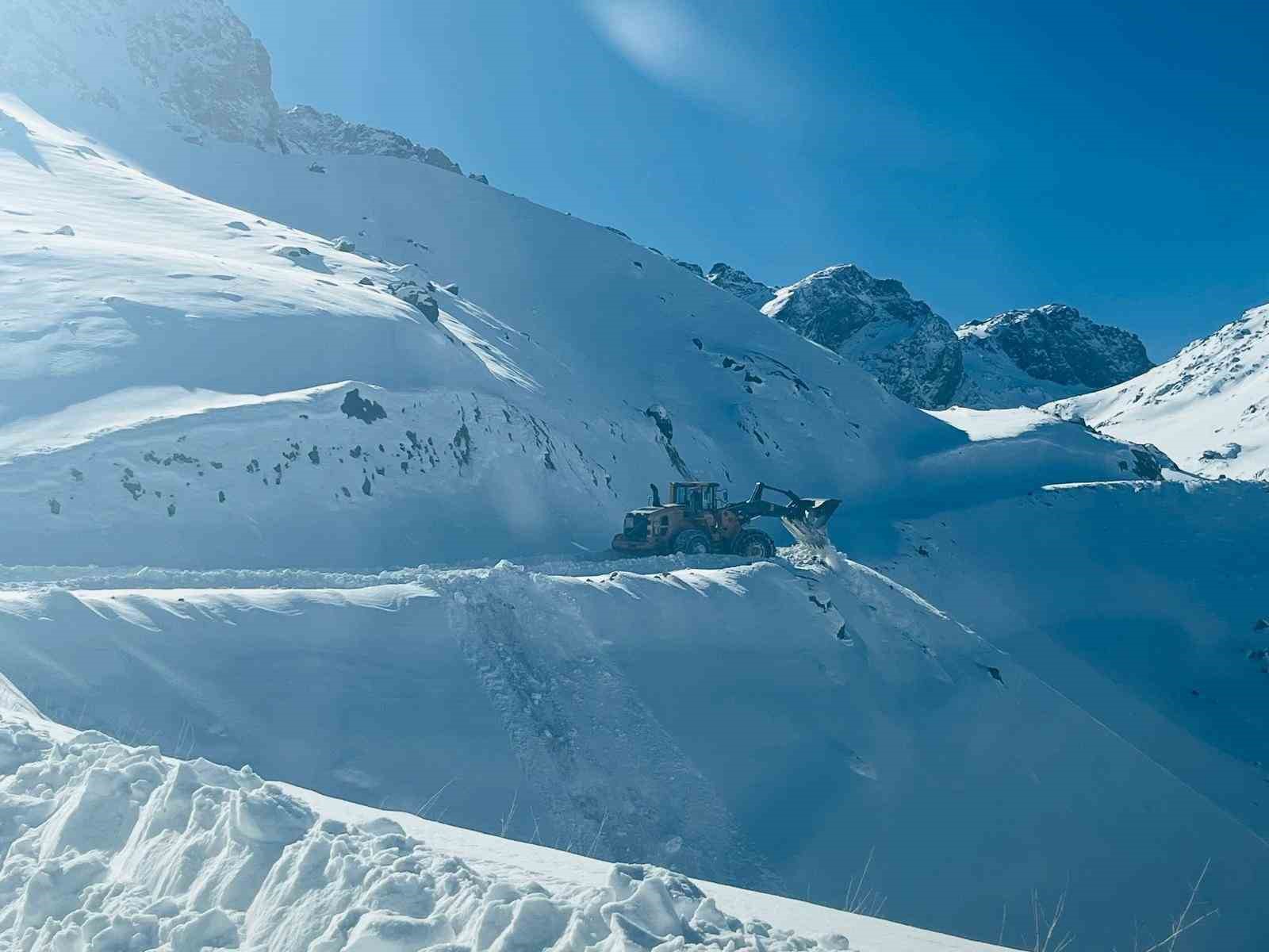 Hakkari’de karla mücadele çalışması