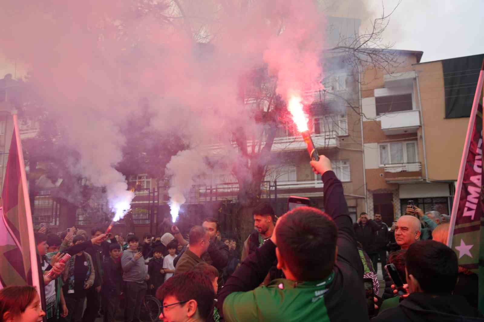 Çocuklar, Kocaelispor’un oyuncularını meşalelerle karşıladı