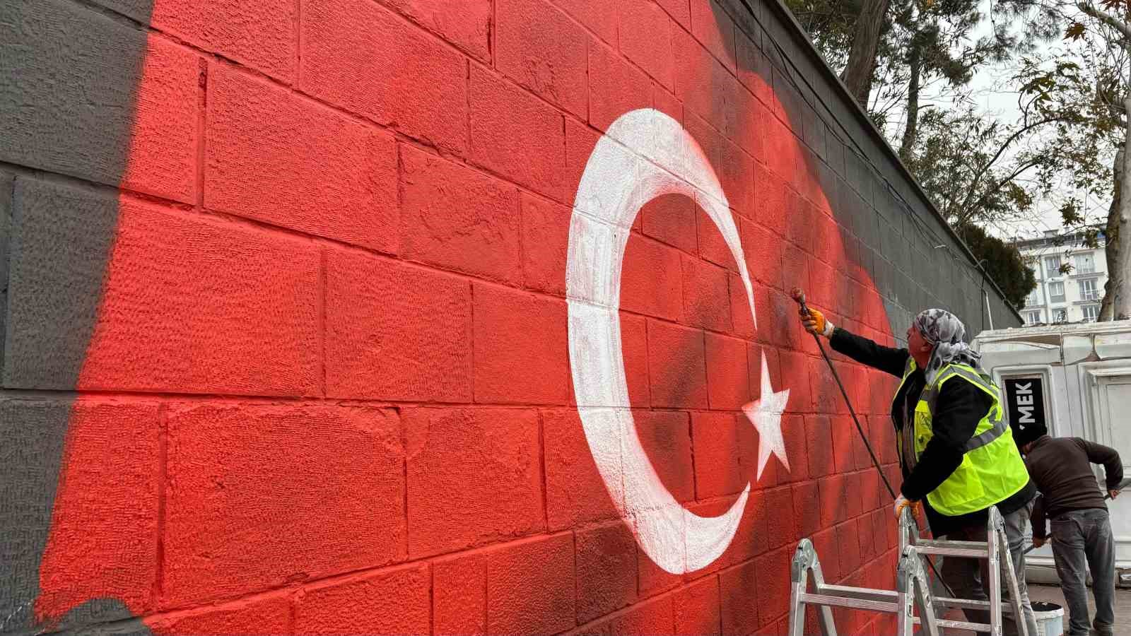 Dulkadiroğlu Belediyesi’nden duvar yazıları yerine Türk Bayrağı