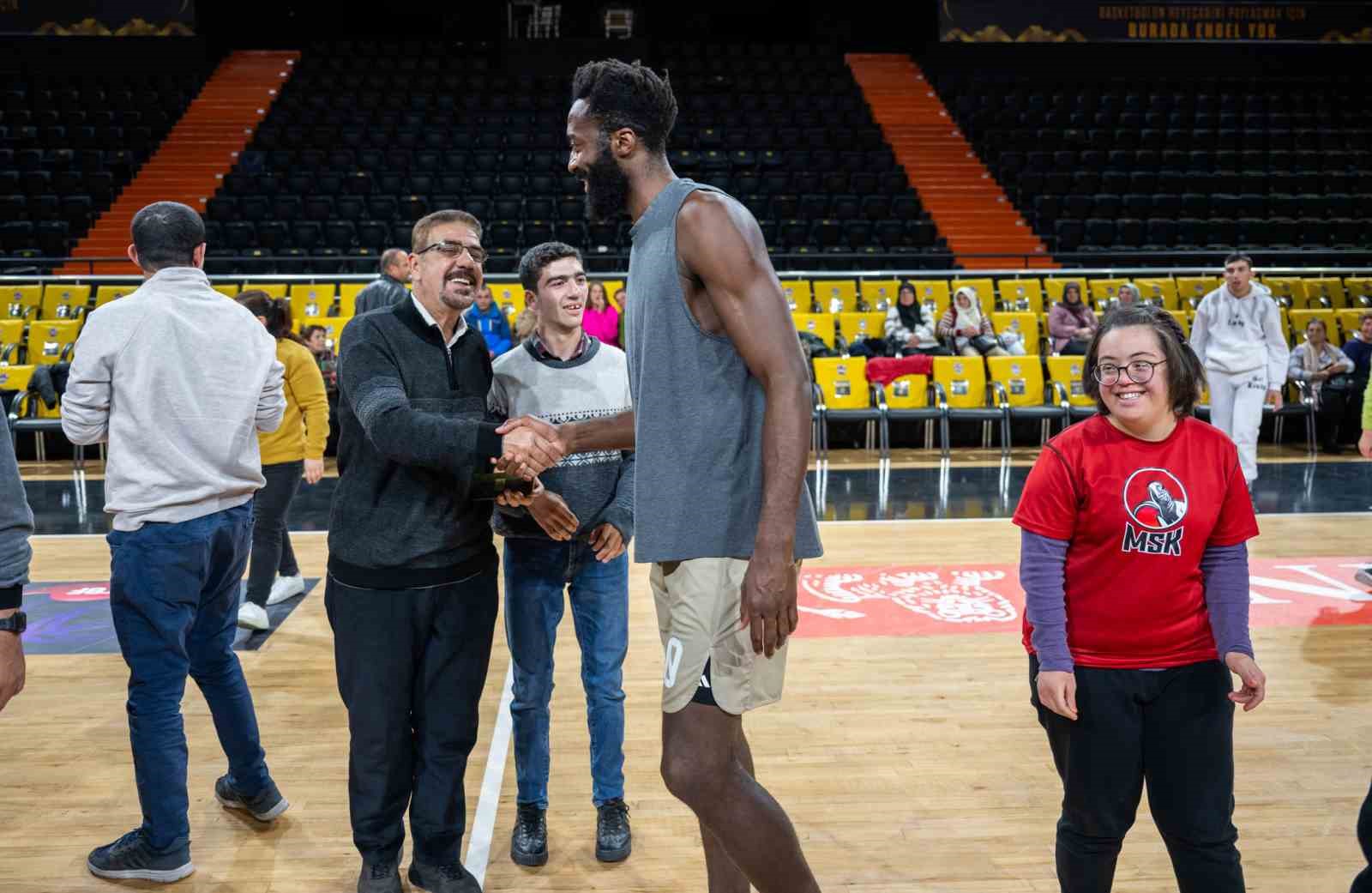 MSK’lı basketbolcular, özel bireylerle buluştu