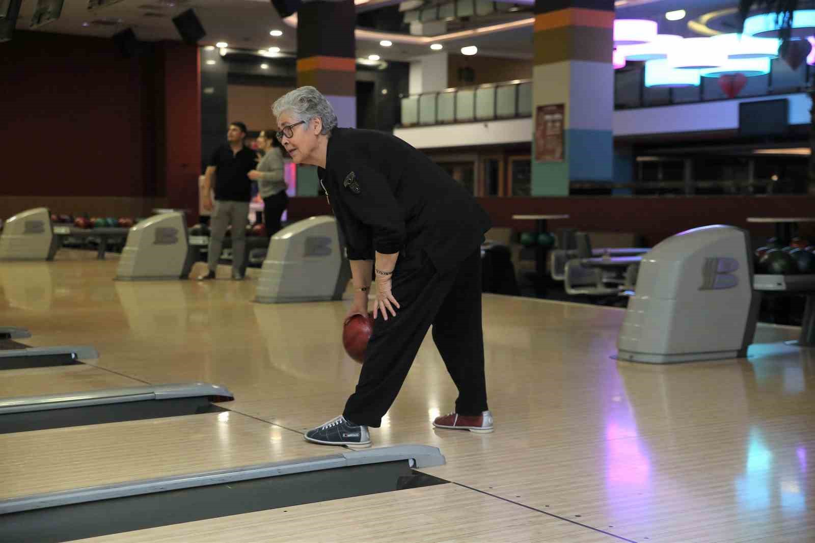 Huzurevi sakinleri bowling ile eğlendi