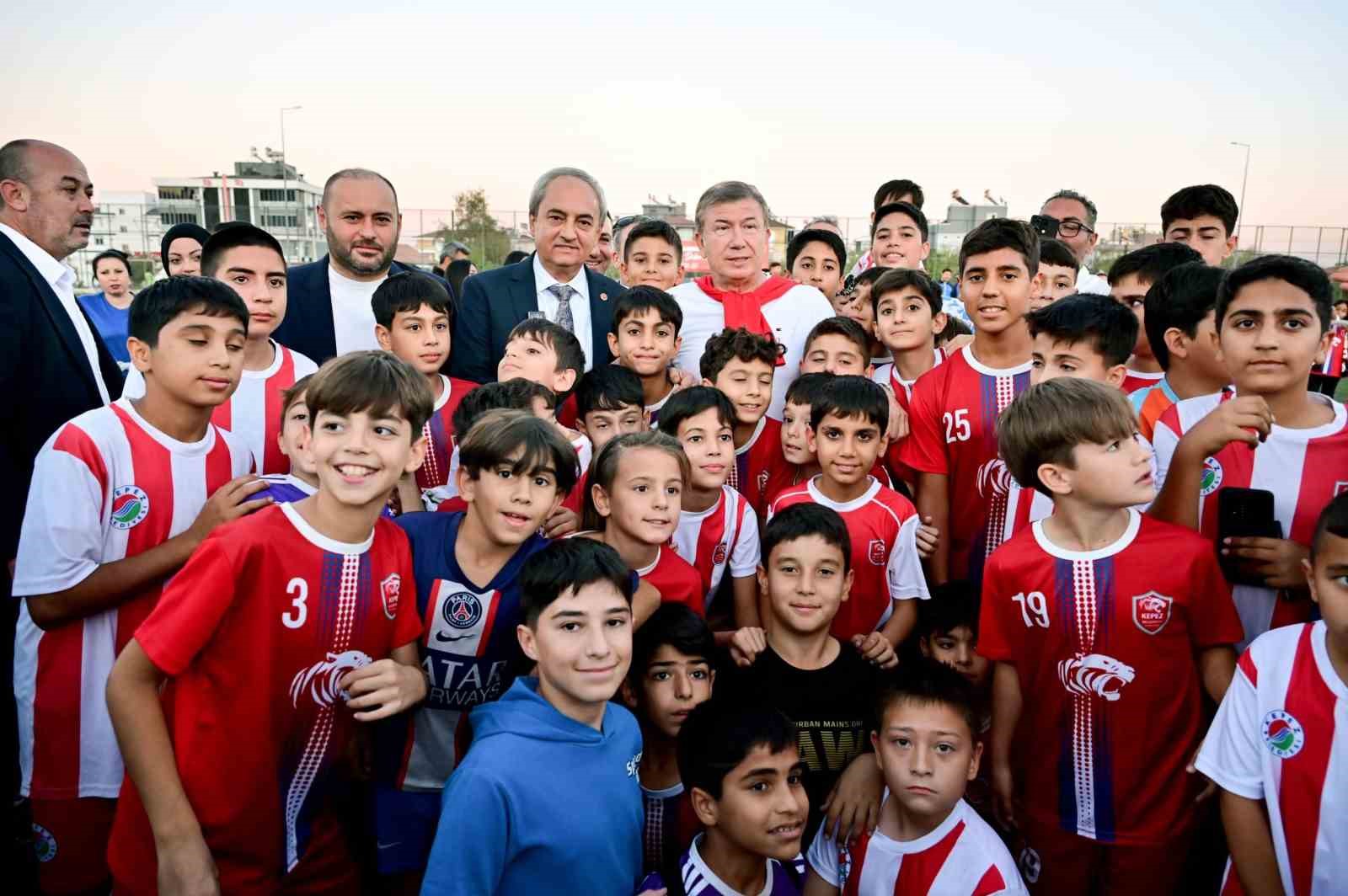 Futbolu toz toprak içinde değil, soyunma odalı çim sahada oynayacaklar