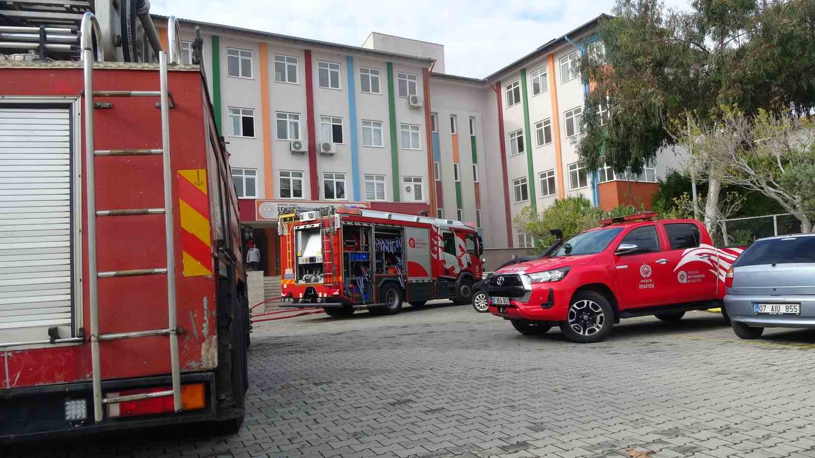 Alanya’da okulun trafosu yandı, öğrenciler tahliye edildi