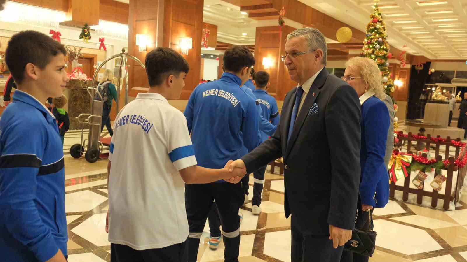 Kemer’de futbolculara motivasyon yemeği