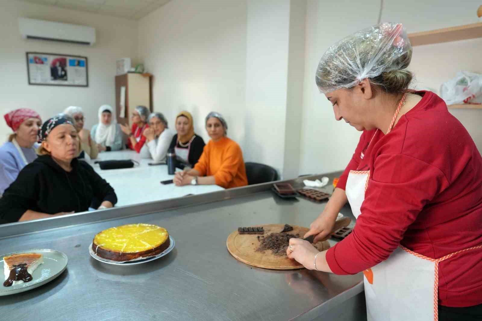 Çukurova Belediyesi’nin çikolata ve pasta yapma kursuna yoğun ilgi