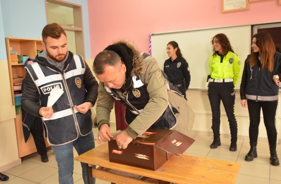 Tavşanlı İlçe Emniyet Müdürlüğü’nden özel öğrencilere duygusal ziyaret