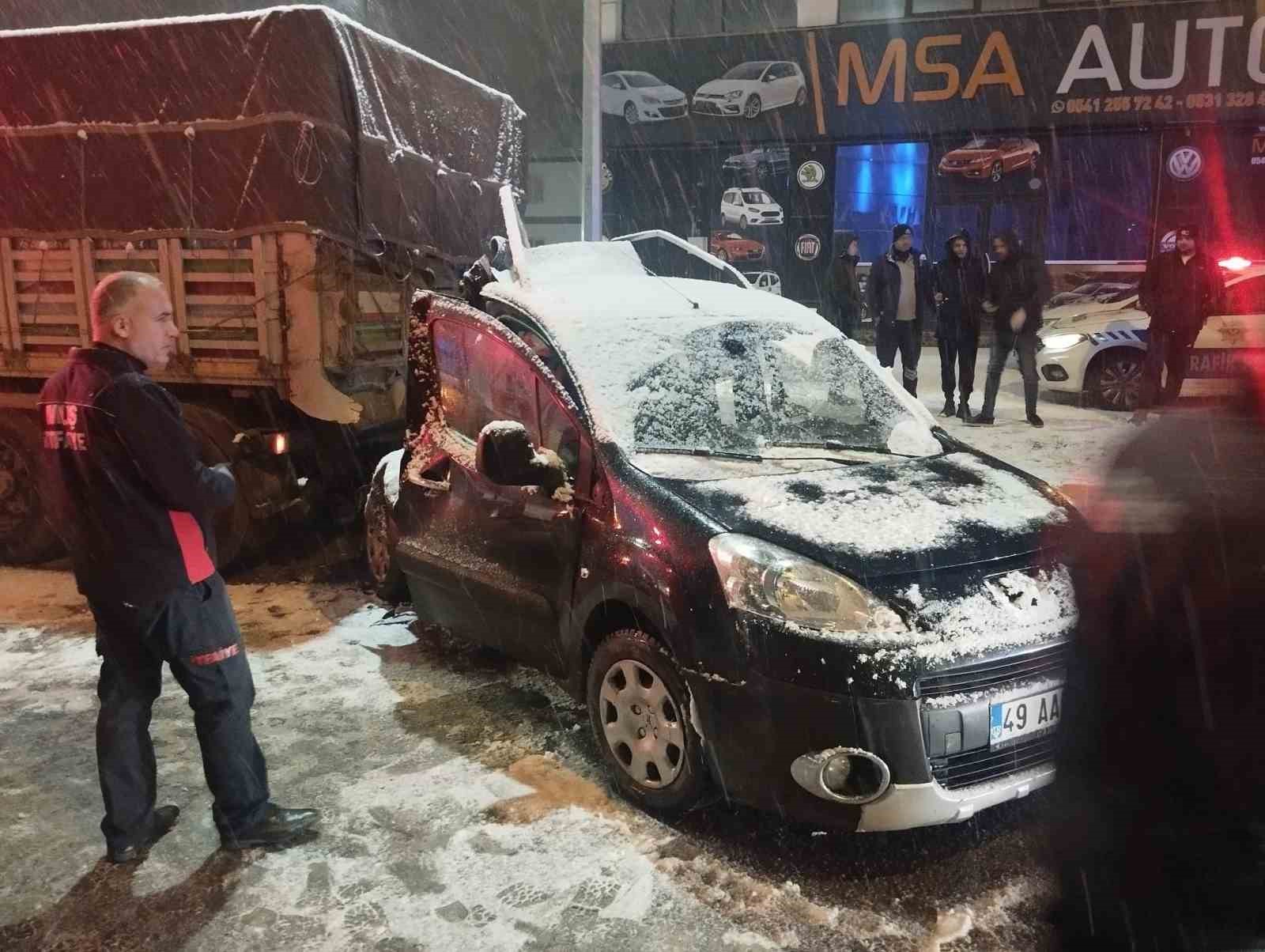 Muş’ta buzlu yolda çekiciye çarpan otomobildeki 5 kişi yarandı