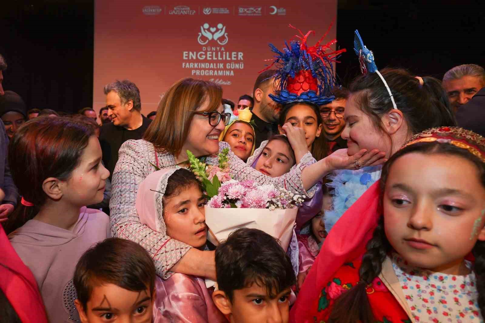 Engelsiz Yaşam Merkezi’nde tedavi gören öğrenciler sahne şovlarıyla beğeni topladı