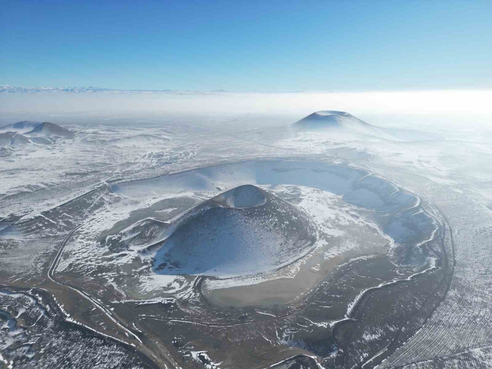 Meke Gölü beyaz örtüsüyle havadan görüntülendi