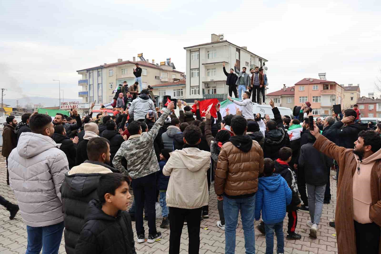 Elazığ’daki Suriyeliler Esed’in gidişini coşkuyla kutladı