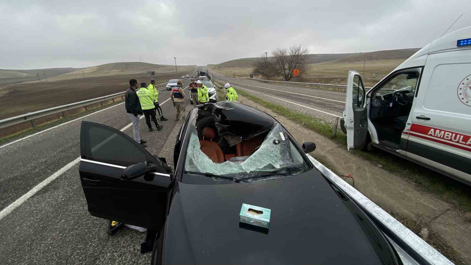 Diyarbakır’da tırdan fırlayan tekerin seyir halindeki otomobilin tavanına düşmesiyle 1 kişi öldü